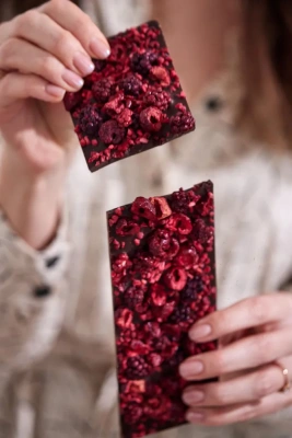 Горький шоколад ChocoMe B103, Лепестки роз, клубника, малина, 110г.